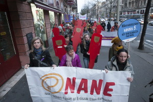 A NANE felvonulása a nõk elleni erõszak felszámolásának vi