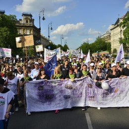 Budapest, 2015. május 29. A szociális ágazatban dolgozók demonstrációjának résztvevõi vonulnak a fõvárosi Kodály köröndrõl a belvárosi Alkotmány utcába 2015. május 29-én. MTI Fotó: Marjai János
