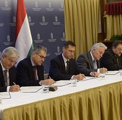 Aláírták a bérmegállapodást