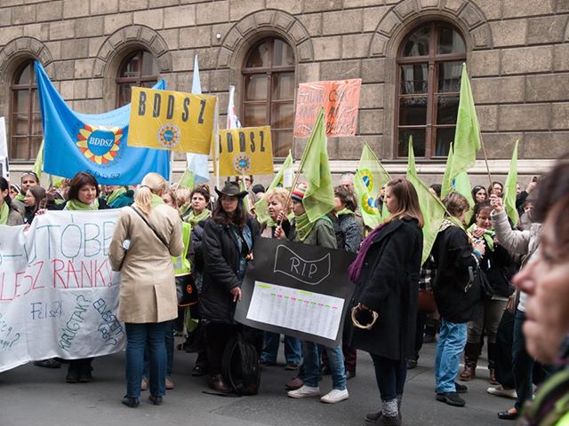 Szakszervezet: Tartsa be a kormány az országos bérajánlást!