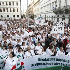 Tüntetés: tízezrek fehérben és feketében